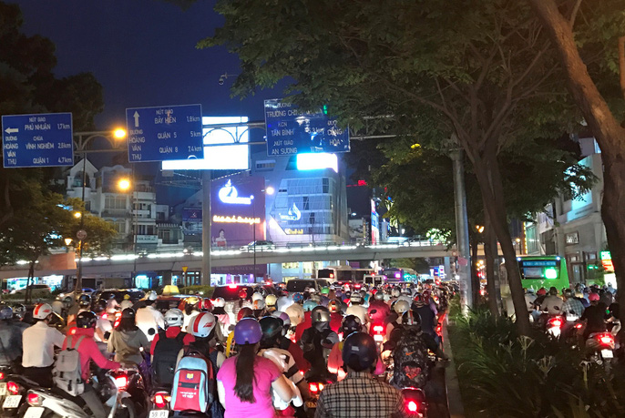 Giao thông cửa ngõ sân bay Tân Sơn Nhất lại hỗn loạn